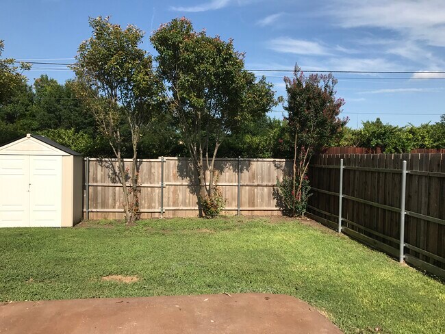Foto del edificio - 903 Redbud Dr