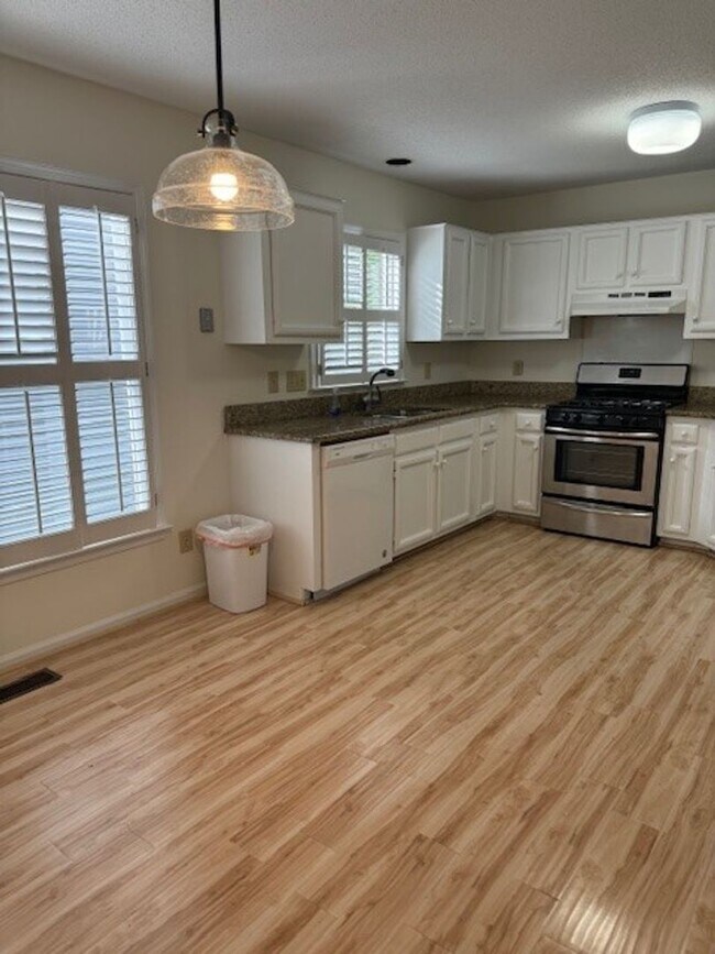 Building Photo - 3 bedroom 2.5 bath house for rent!
