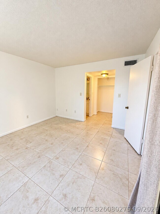 Foto del edificio - 2050 Oleander Blvd