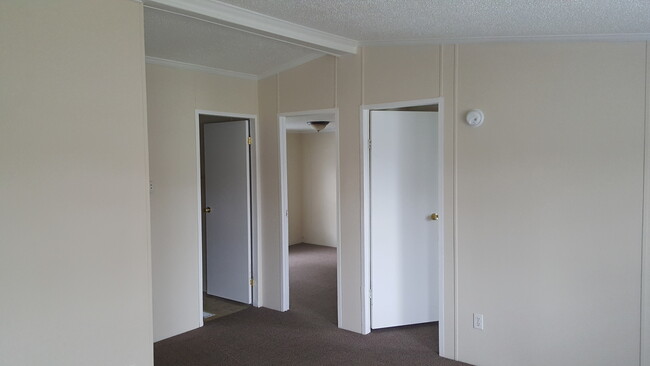 Building Photo - 3 Bedroom 2 Bath Renovated Ranch Home $1,3...
