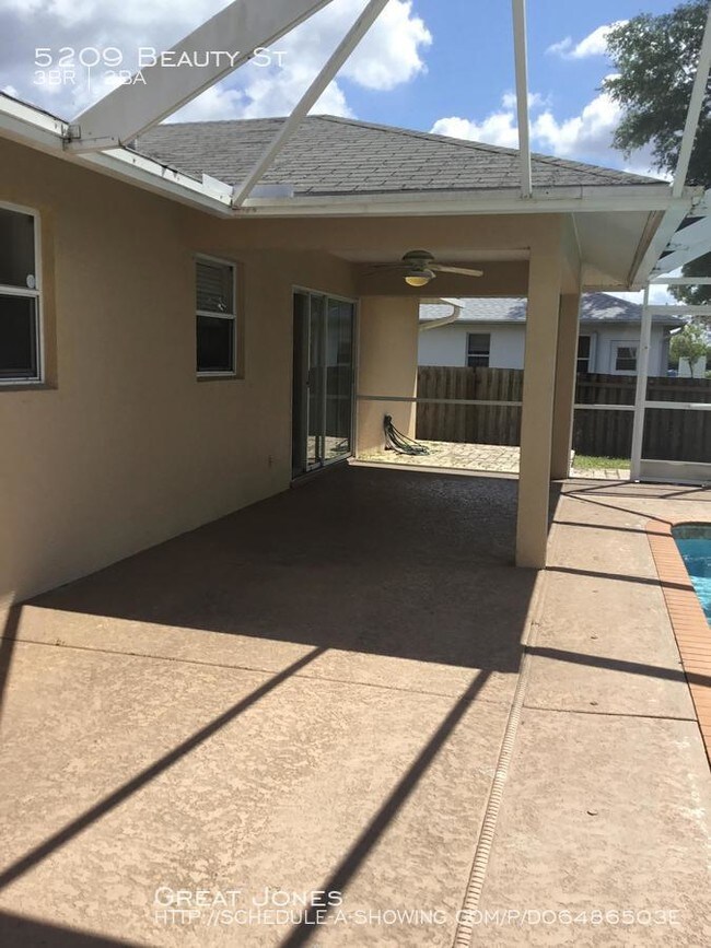Foto del edificio - GREAT 3/2/2 POOL HOME WITH FENCED IN YARD!