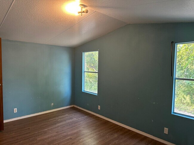 Foto del edificio - 14063 Bradley Rd