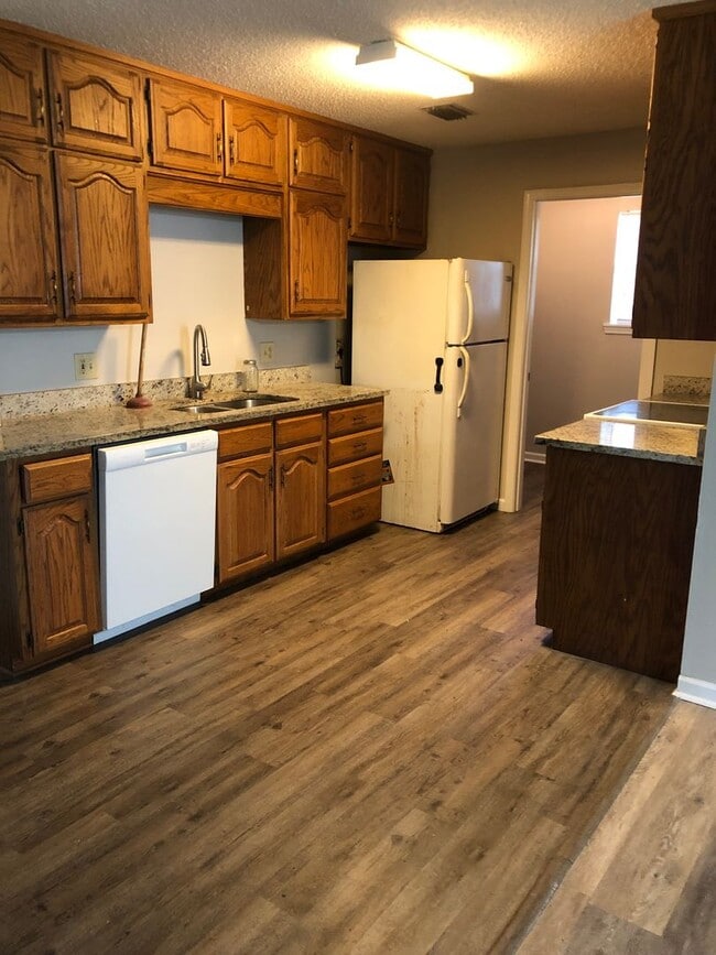 Building Photo - Fully Remodeled 3 Bed / 2 Bath Home in Sea...