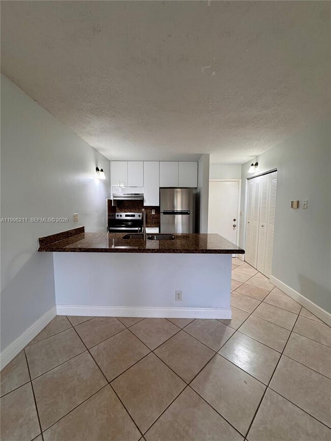 Building Photo - 2771 Riverside Dr