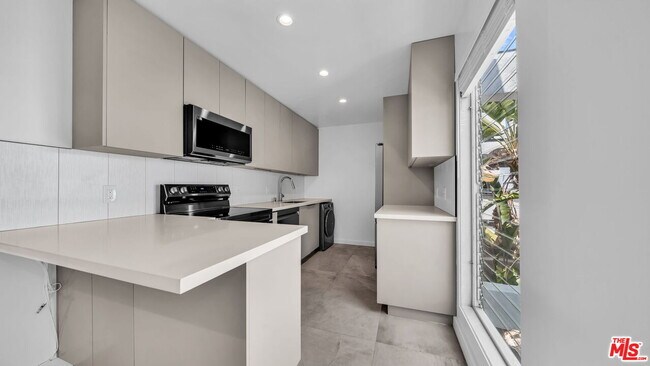 Foto del edificio - 305 San Vicente Blvd