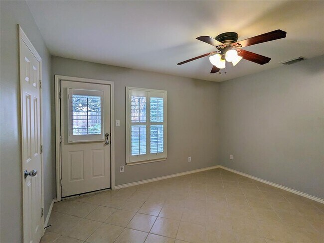 Foto del edificio - 834 E Heights Hollow Ln
