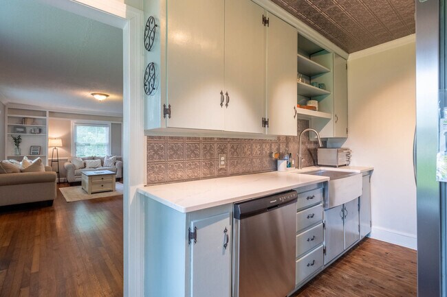 Building Photo - 2721 Azalea Dr