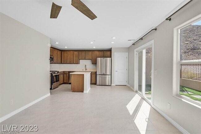 Foto del edificio - 370 Rosefinch St