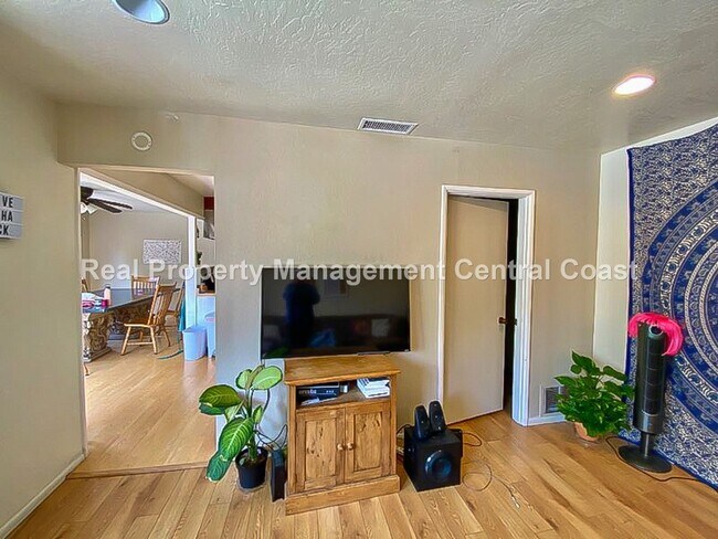 Foto del edificio - AVAILABLE JULY- Spacious 4 Bed / 2 Bath Ho...