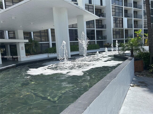 Foto del edificio - 400 Leslie Dr