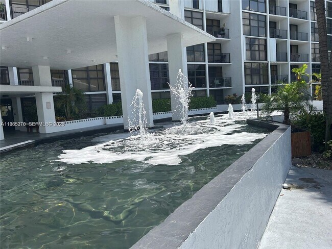 Building Photo - 400 Leslie Dr