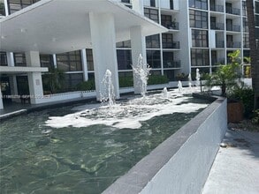 Building Photo - 400 Leslie Dr