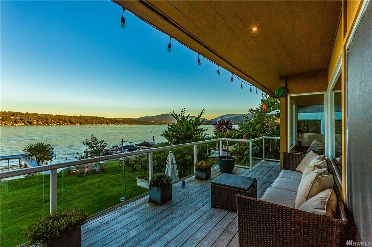 Primary Photo - Stunning Lake Sammamish 50 Foot Waterfront...
