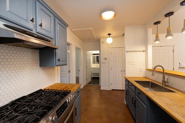 Building Photo - 1709 Haskell St