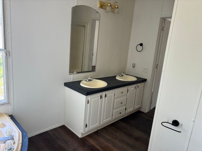 Foto del edificio - 3 bed 2 bath single family home in quiet area