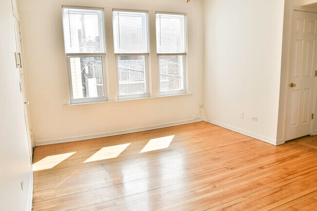 Foto del edificio - 2616 N Marshfield Ave