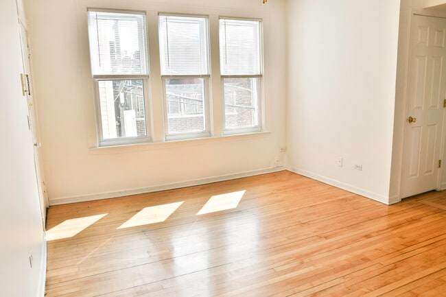 Building Photo - 2616 N Marshfield Ave