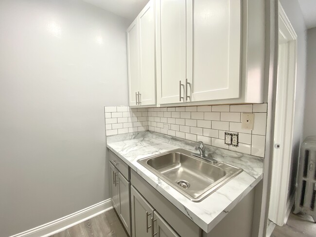 Studio Available Now - 4241 Kenmore Apartments