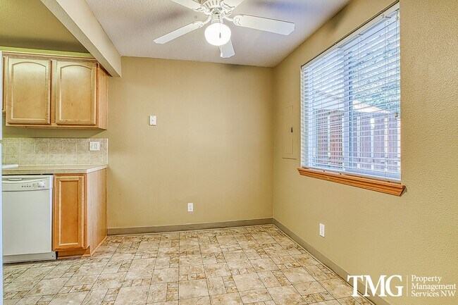 Foto del edificio - Two Bedroom Townhome, with Air Conditionin...
