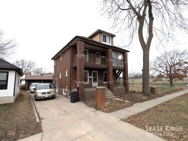 Building Photo - Refreshed 2 Bed 1 Bath Main Floor Unit on ...