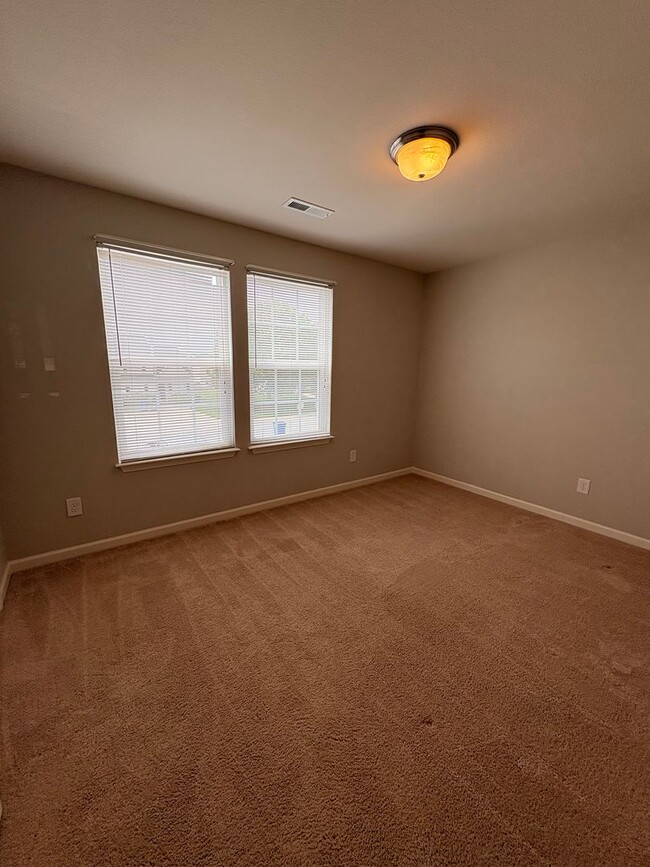 Foto del edificio - 3979 Village Park Ct