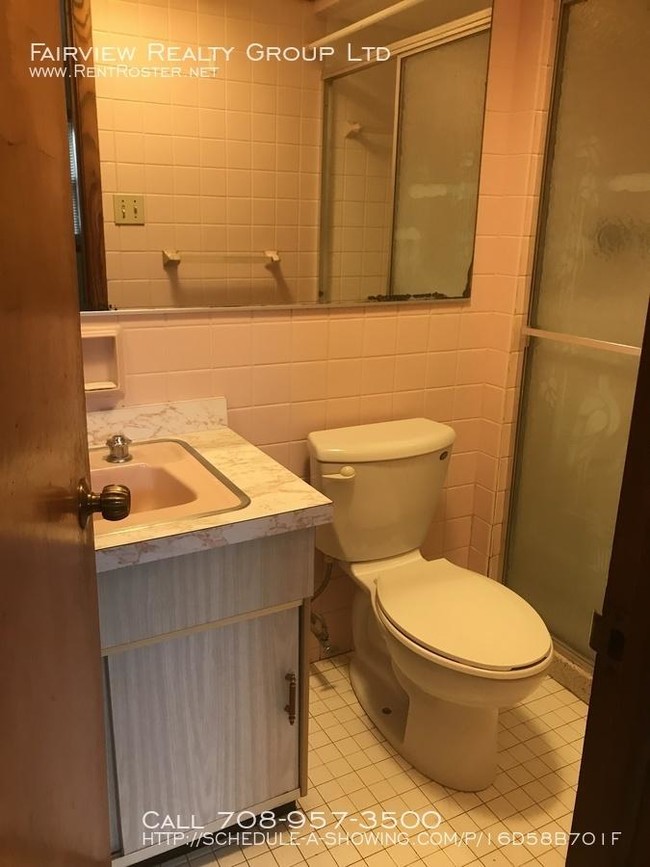 Building Photo - 2 bedroom in Blue Island IL 60406