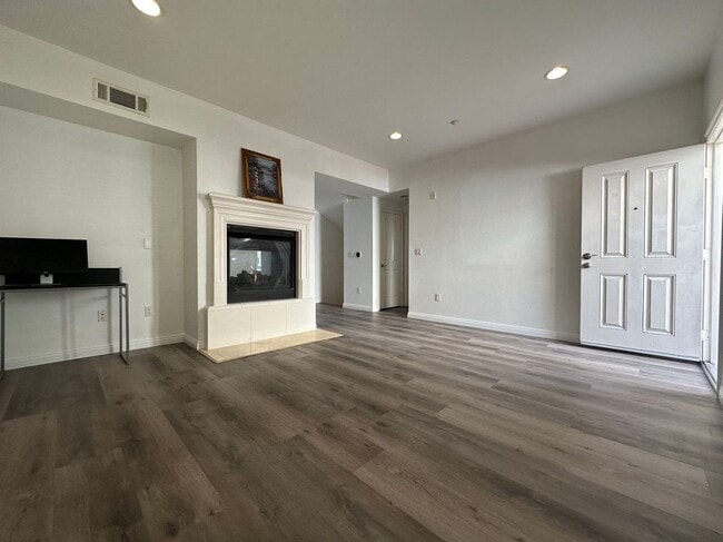 Foto del edificio - 5 BEDROOM HOME FOR LEASING IN West Covina