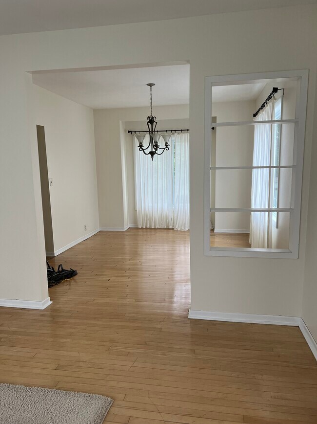 Foto del edificio - 512 E Riverside Dr
