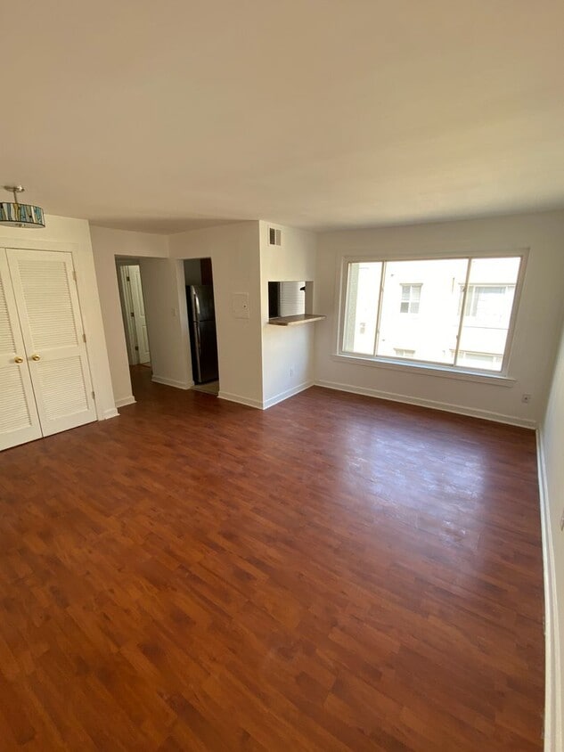 Primary Photo - 2bd/1ba garden apartment; 706 sq.ft. $1500...