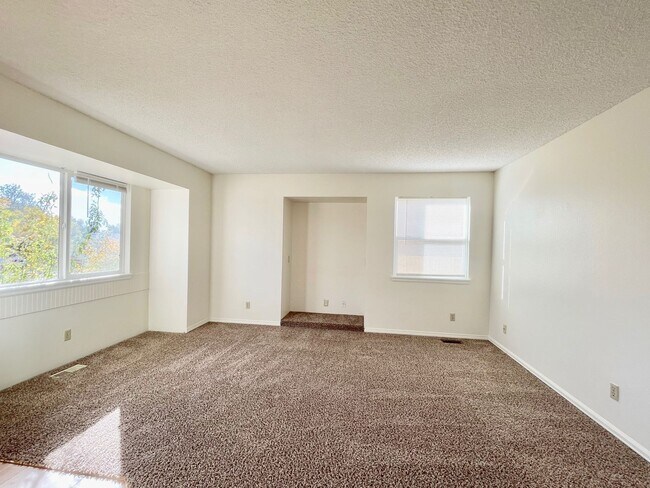 Building Photo - 2 Bedroom 1 Bath Rancher in Constitution Hills and Minutes to Peterson AFB