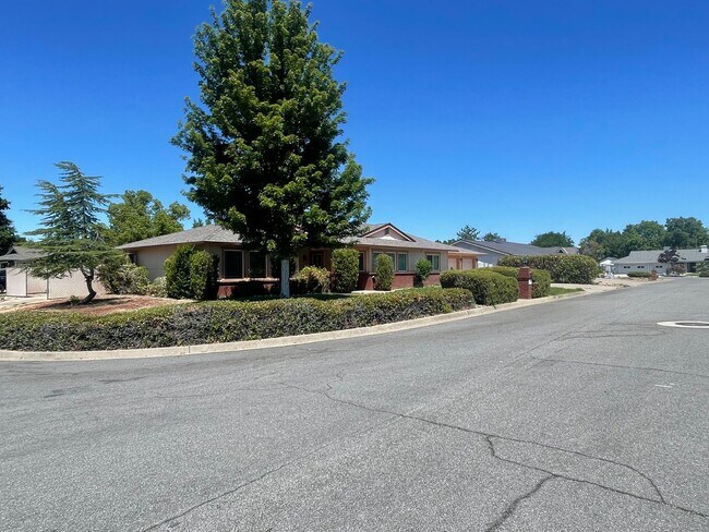 Building Photo - SPACIOUS 3 BED 2 BATH WITH A FAMILY ROOM A...