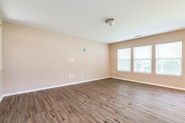 Building Photo - 40 Norwich Dr