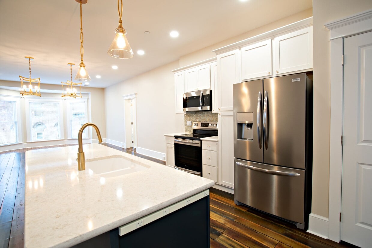 Primary Photo - 100 W Main St