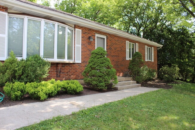 Building Photo - 10 Crestview Dr