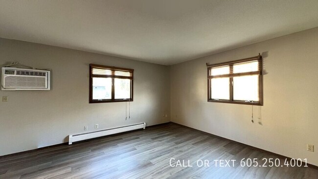 Foto del edificio - Cozy 2 Bedroom 1 Bathroom Apartment Close ...