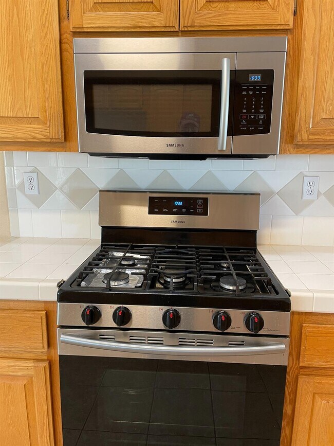 Building Photo - 27558 Cloverleaf Dr