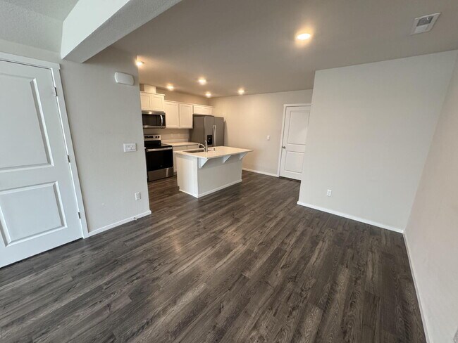 Foto del edificio - Newer Townhouse in Saddle Club Estates with 2-Car Garage – Nearby Winco, Fred Meyers & Schools