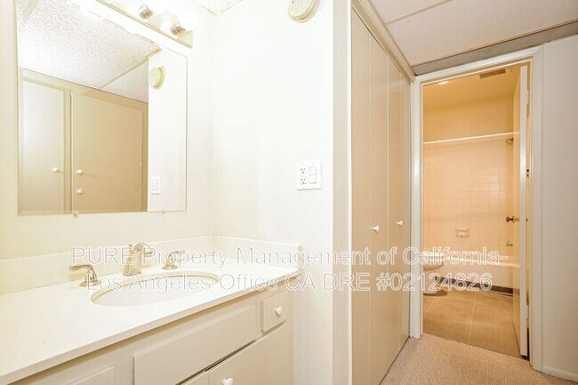 Foto del edificio - 8745 Delgany Ave