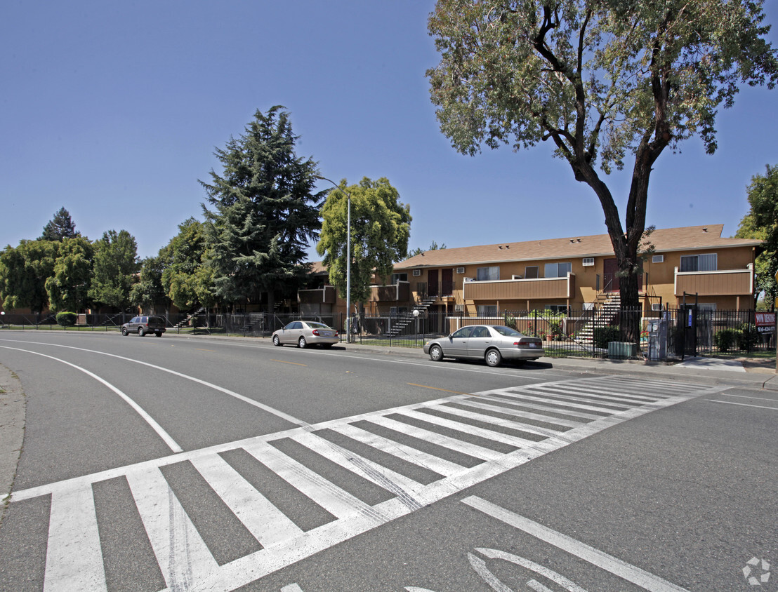 Primary Photo - Sky Park Apartments