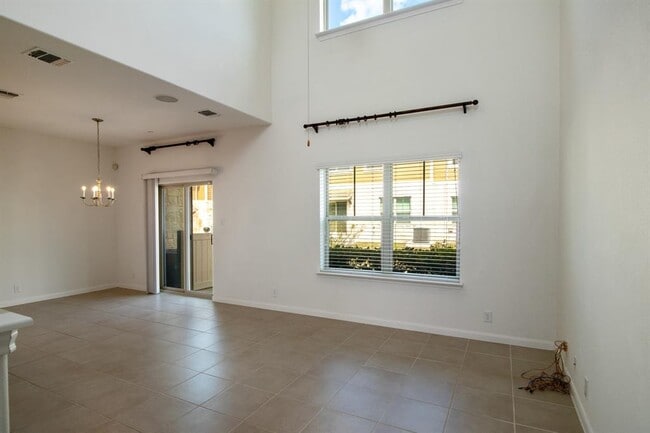 Building Photo - 1620 Bryant Dr