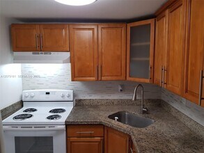 Building Photo - 606 W 81st St