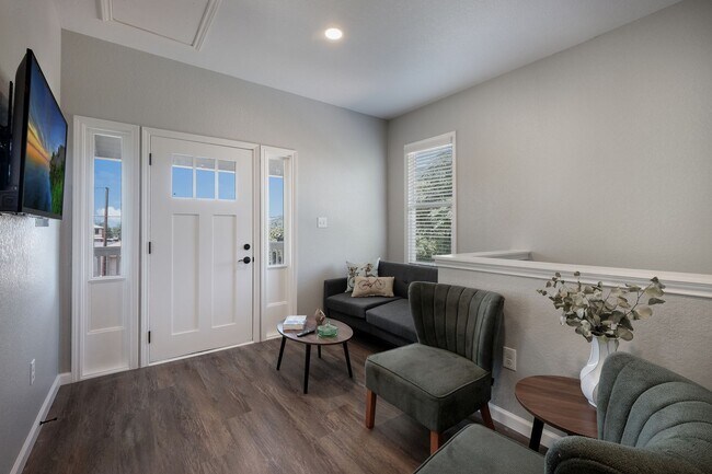 Building Photo - Private Balcony & Prime Location