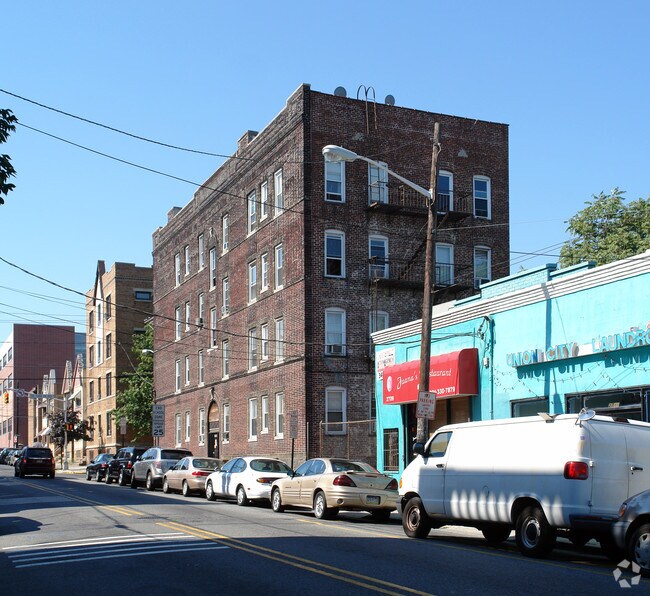 Building Photo - 2701 Summit Ave