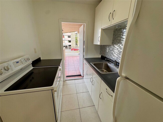 Foto del edificio - 1595 NE 125th St