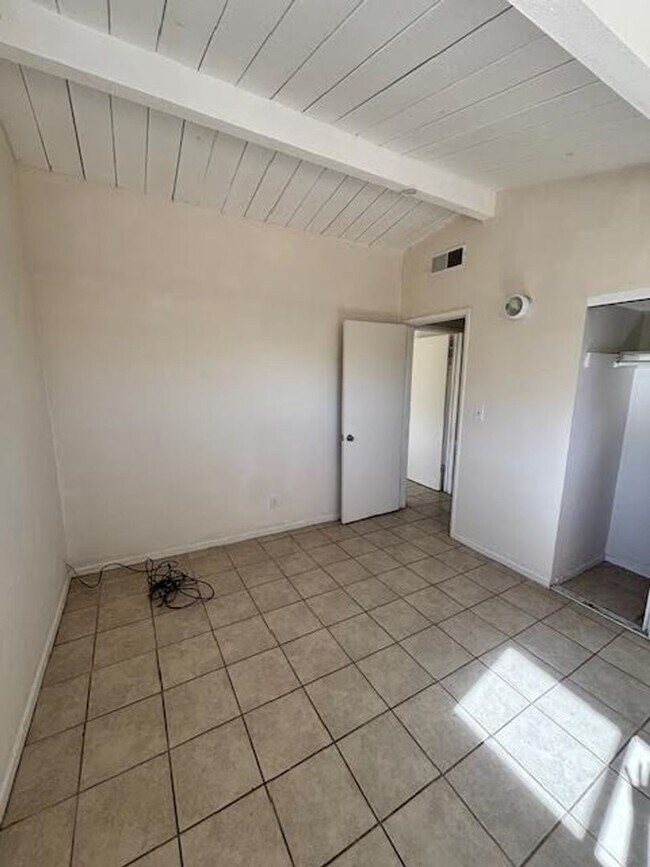 Foto del edificio - AVAILABLE NOW