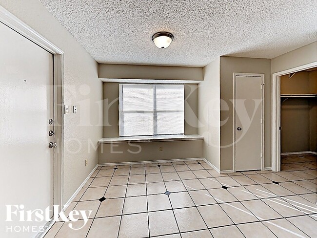 Foto del edificio - 4949 Oak Hollow Dr