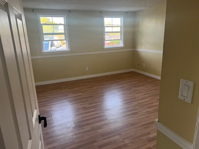 Building Photo - 2640 Palace Dr