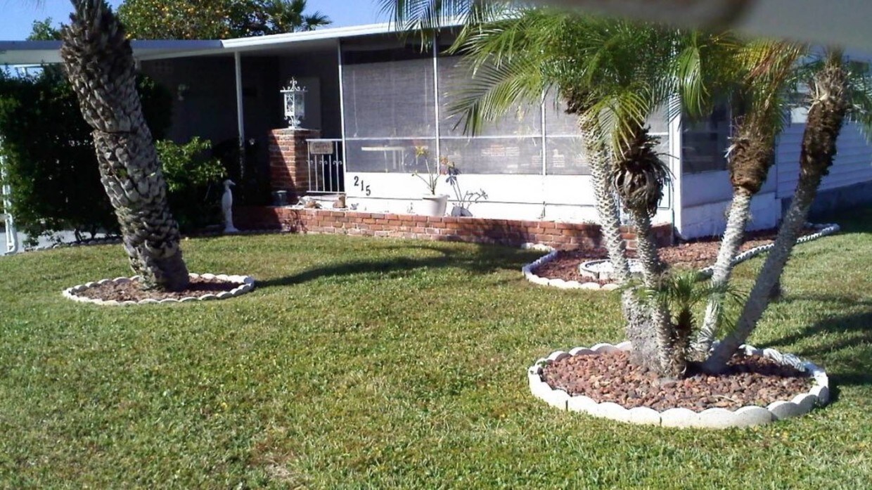 Primary Photo - 215 Flamboyant St