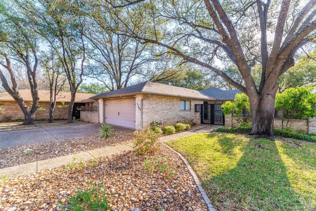 Foto principal - RENOVATED 2-BEDROOM IN WHISPERING OAKS