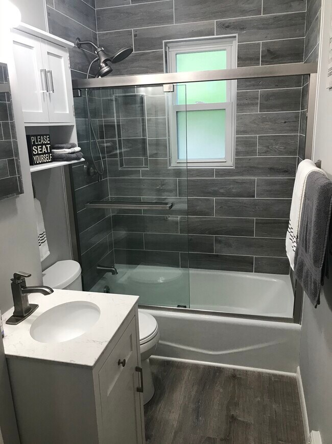 Foto del edificio - 2634 N Bartlett Ave